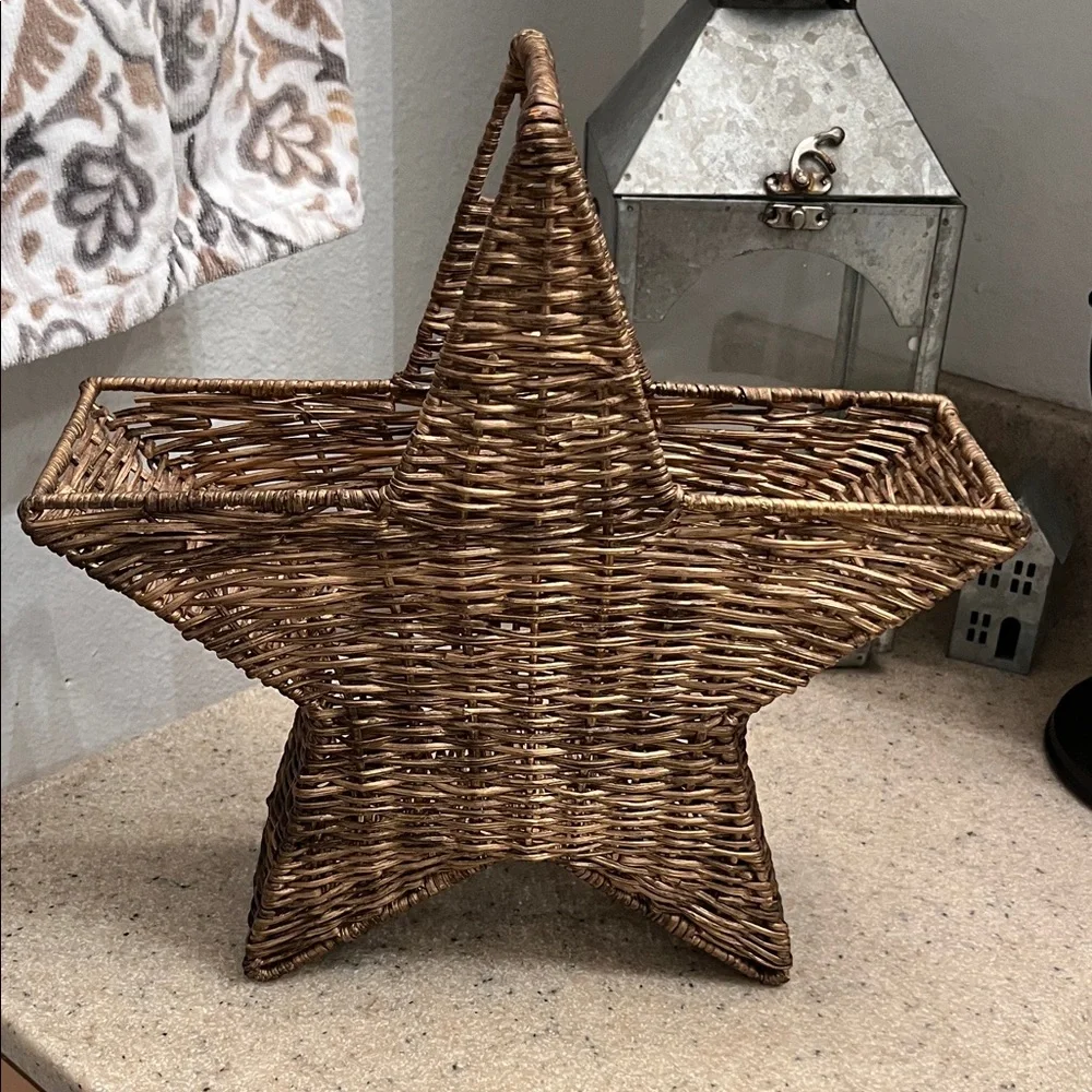 Star-Shaped Wicker Basket - Brown